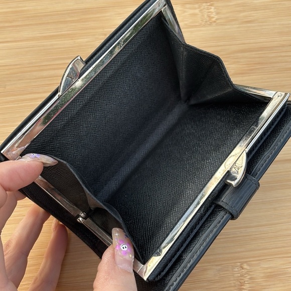 Louis Vuitton Vintage Black Epi Leather Wallet Silver Tone Kiss Lock Luxury - Picture 12 of 16